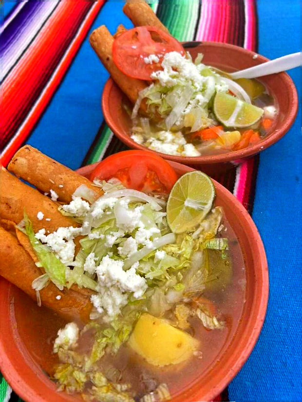 Roll tacos con consomé
